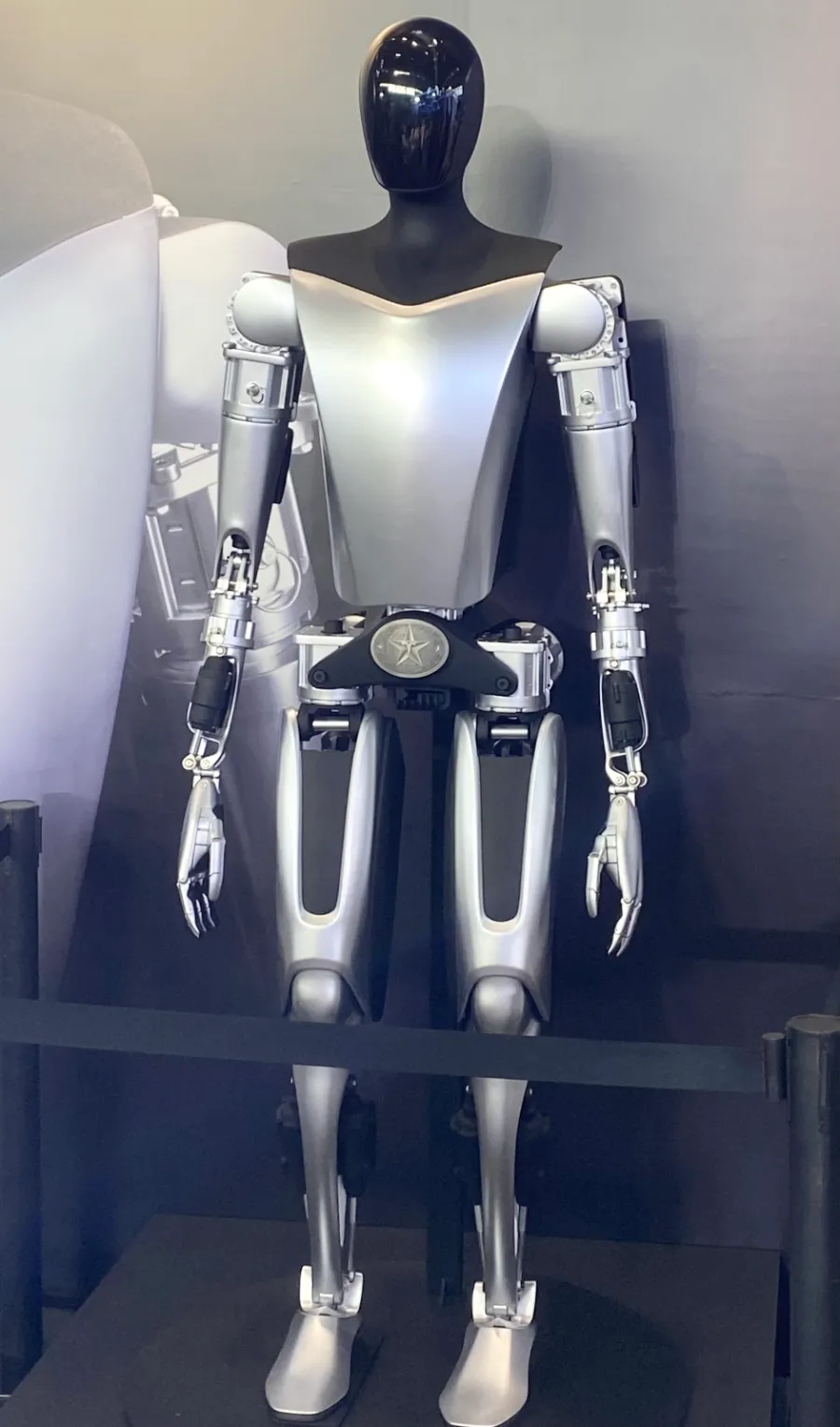 Prototype de robot humanoïde Tesla Optimus exposé, génération précédente de celle annoncée